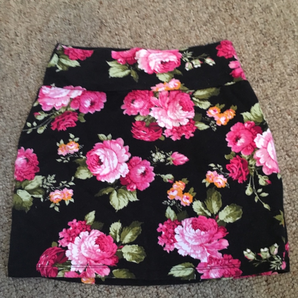 Mini skirts - Picture 2 of 5